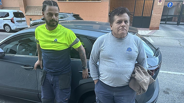 Erick Estrada (izqueirda) y Wilfredo Guzmán, los obreros que salvaron a los dos ocupantes del coche en llamas