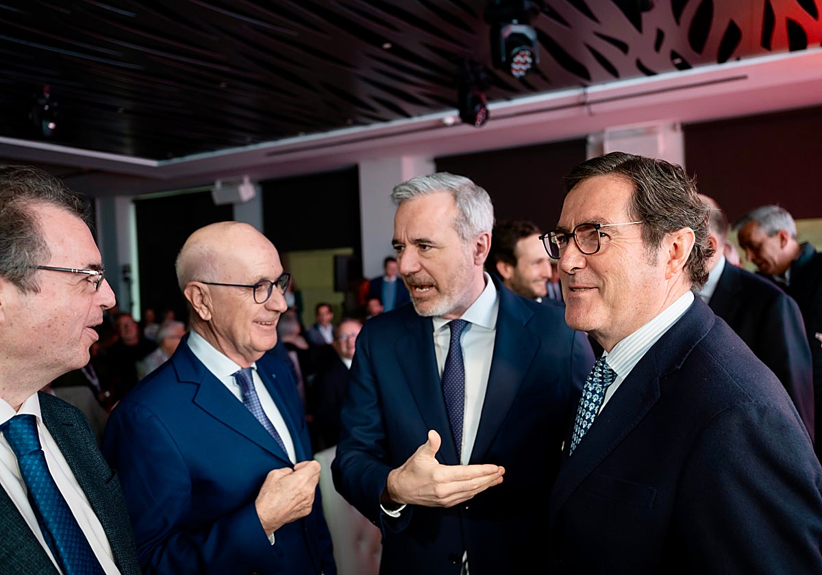 Al foro en La Litera ha asistido el presidente de la patronal CEOE, Antonio Garamendi, en imagen con Jorge Azcón