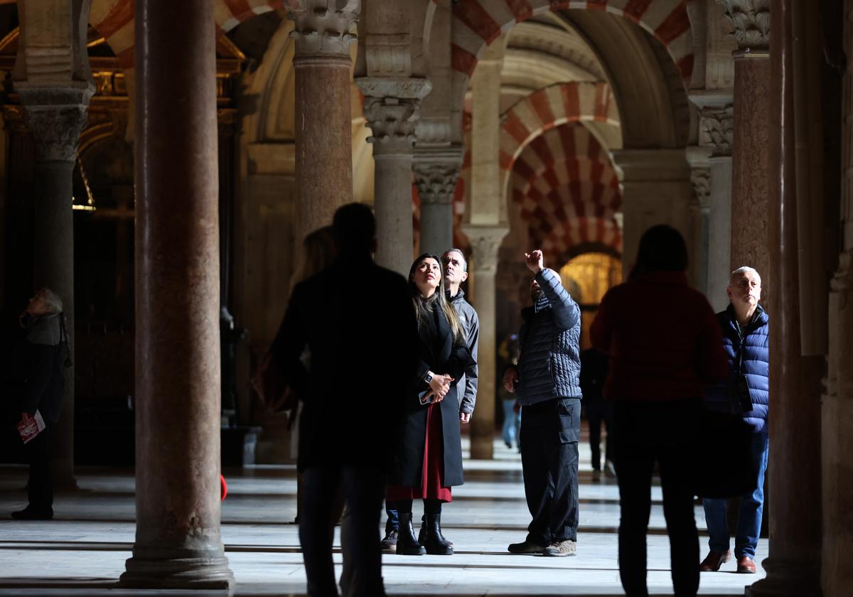 Un guía muetra la Mezquita-Catedral a unos turistas