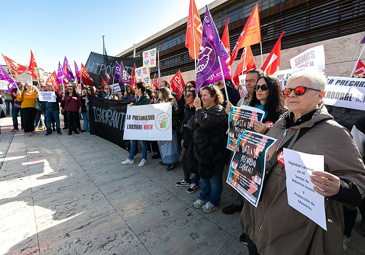 Algunos de los trabajadores que se han concentrado a la puertas de la Consejería de Bienestar Social
