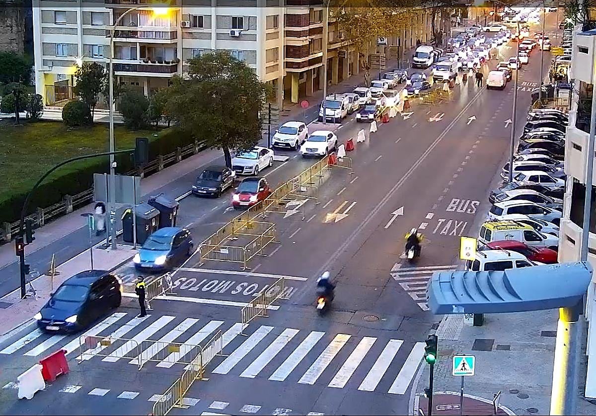 Unas obras en en la avenida de las Ollerías cortan un carril desde la calle Cárcamo