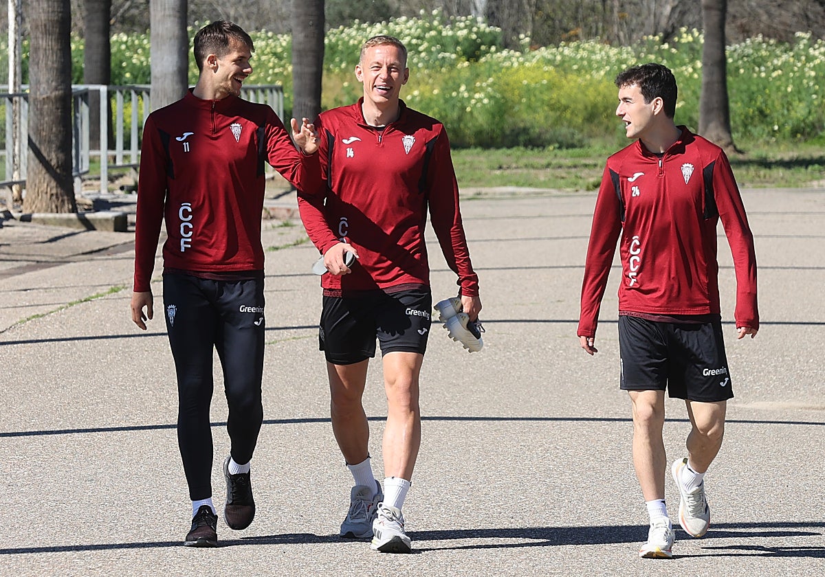 Ander Yoldi, Obolskii y Jon Magunazelaia camino al entrenamiento en la Ciudad Deportiva