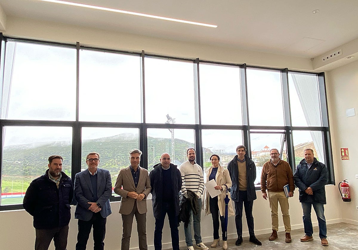 El delegado Andrés Lorite junto a responsables municipales de Espiel