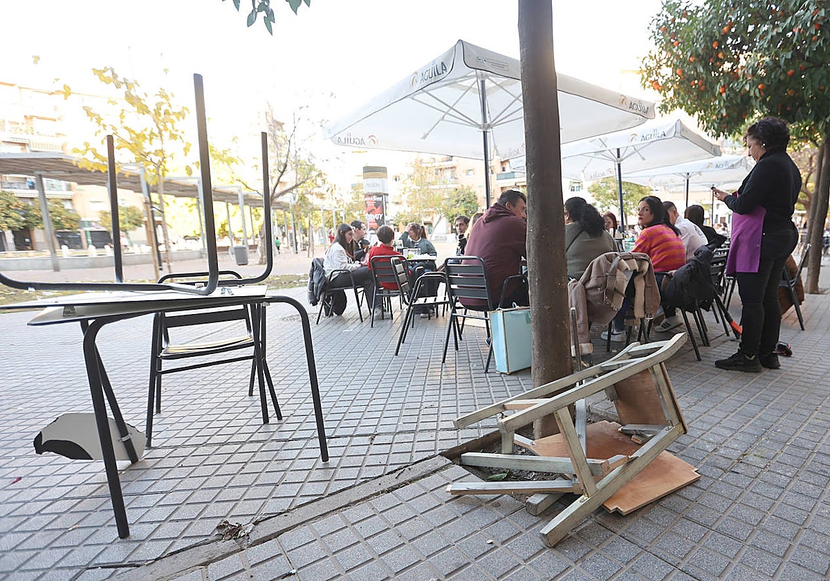 El mobiliario destrozado de la Plaza del Moreal, donde ocurrieron los hechos