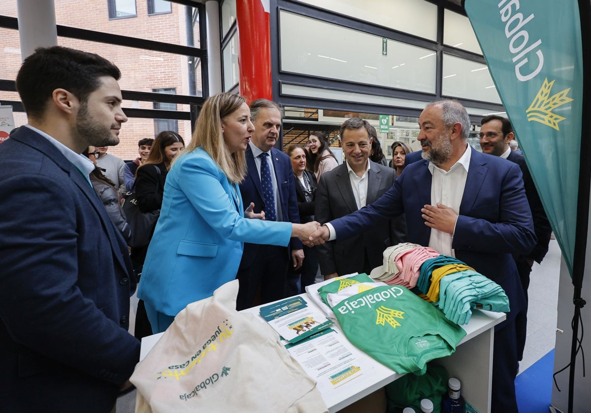 Responsables de Globalcaja, el alcalde de Albacete y el rector, Julián Garde, en la feria de empleo