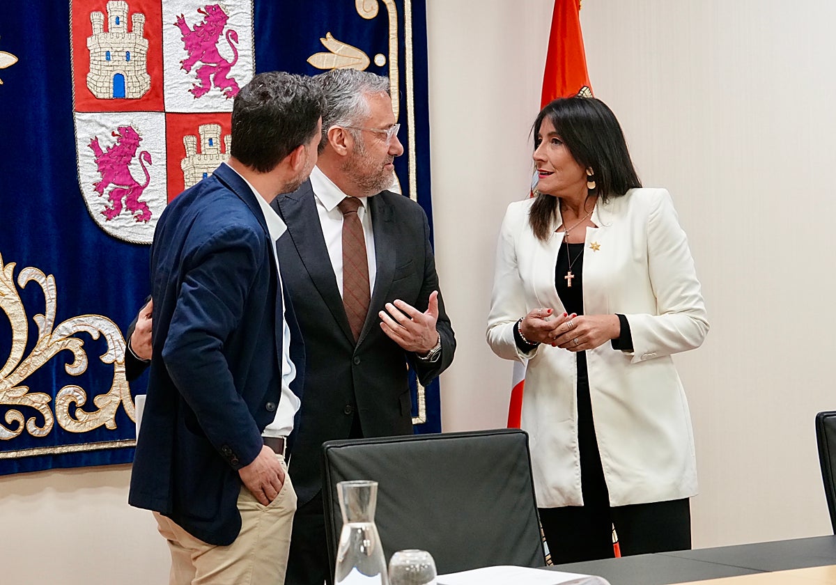 Diego Moreno, Carlos Pollán y Ana Sánchez, en la reunión de este jueves de la Mesa de las Cortes