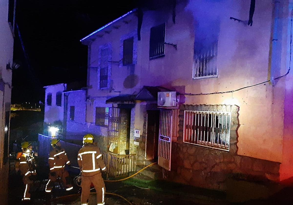 El incendio es sofocado por los bomberos.