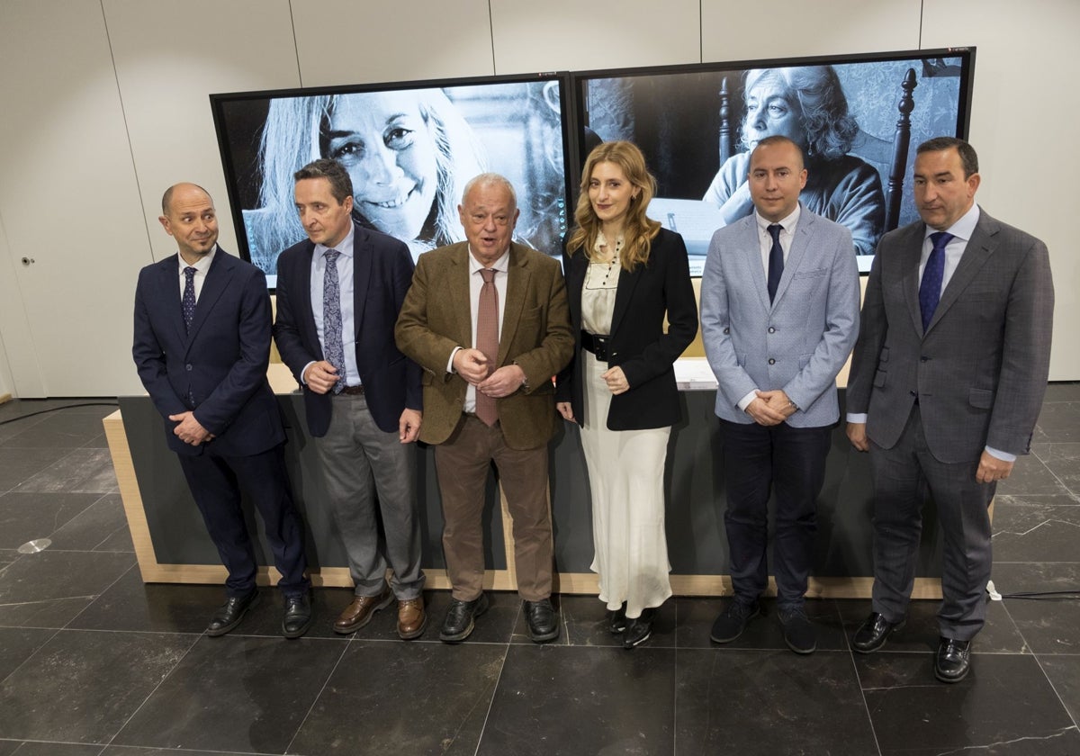 El consejero de Cultura, Gonzalo Santonja, participa en la presentación de la programación con motivo del centenario de Carmen Martín Gaite