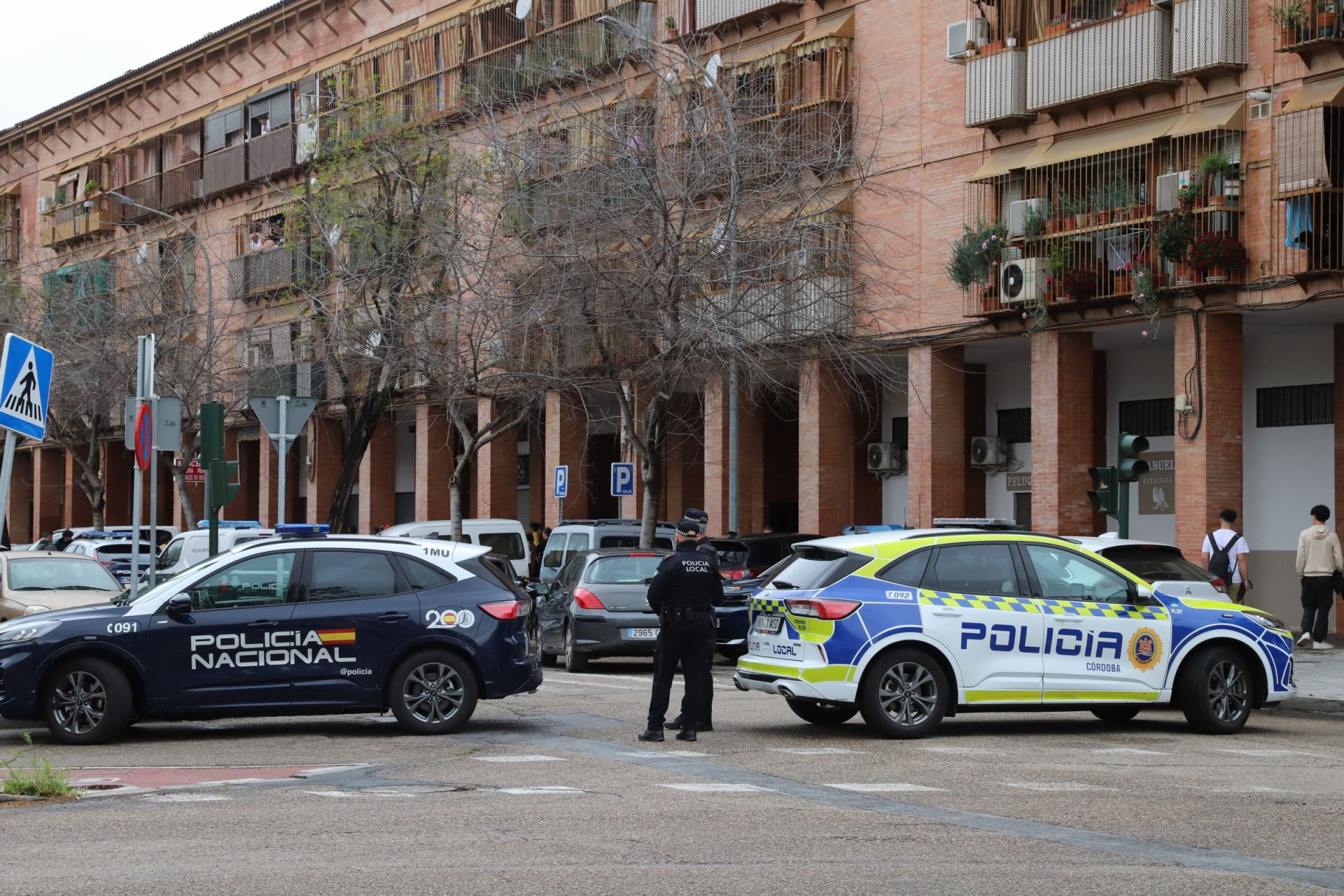 El despliegue policial por el apuñalamiento mortal en Las Moreras, en imágenes