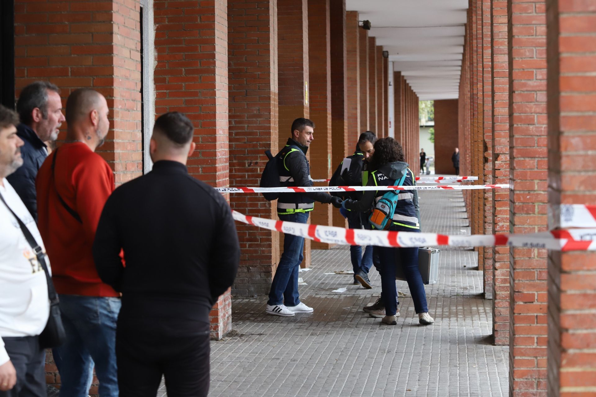 El despliegue policial por el apuñalamiento mortal en Las Moreras, en imágenes