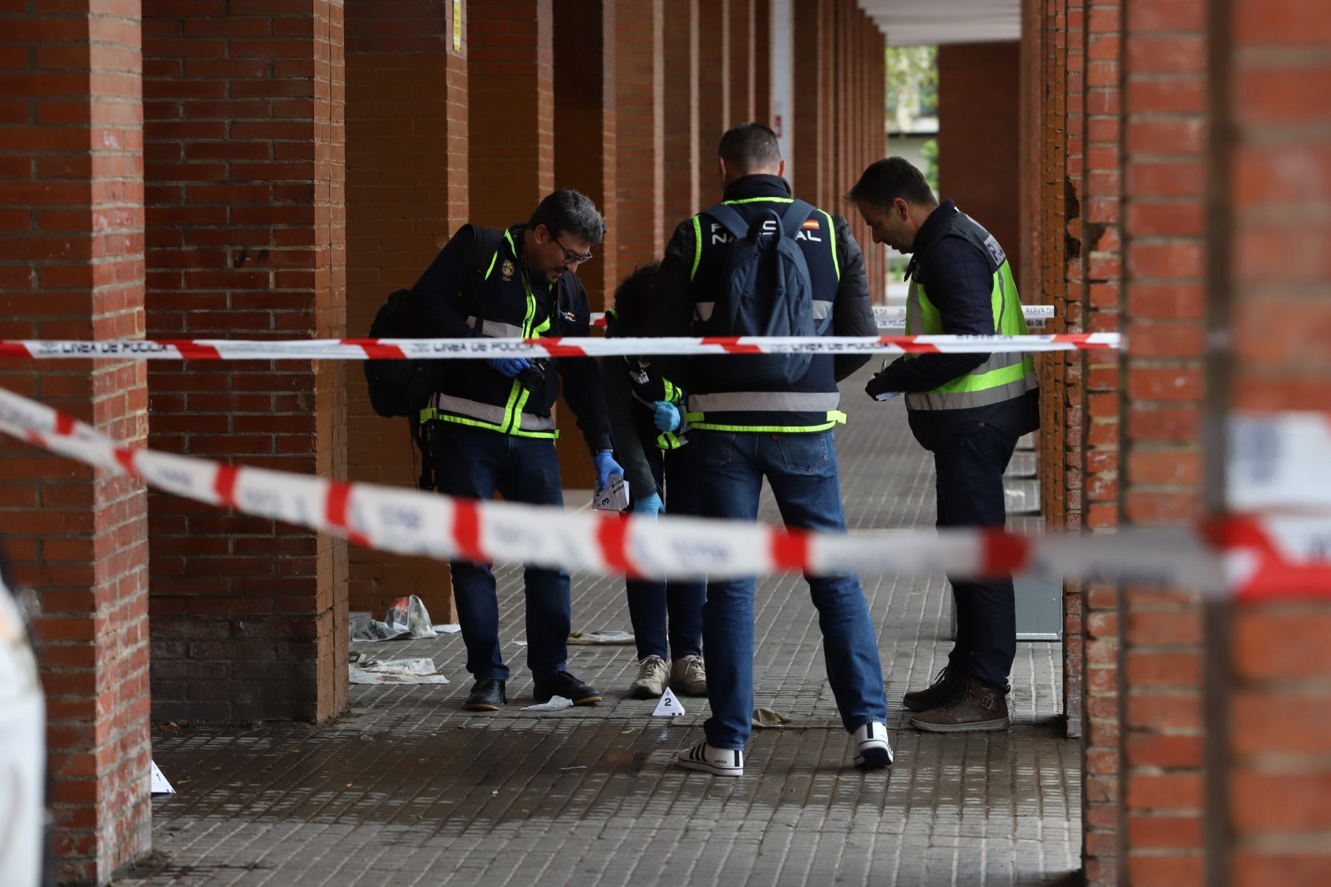 El despliegue policial por el apuñalamiento mortal en Las Moreras, en imágenes