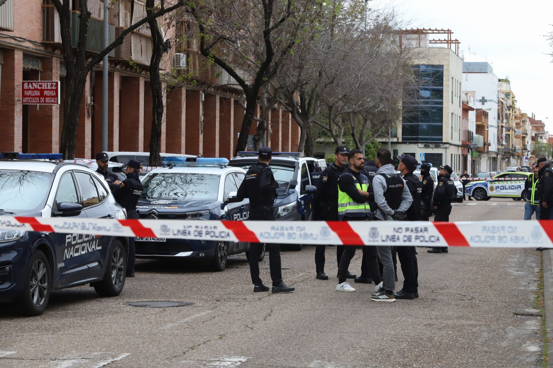 El despliegue policial por el apuñalamiento mortal en Las Moreras, en imágenes
