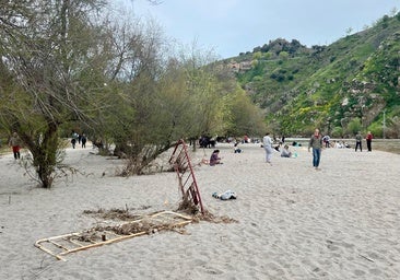 El PSOE pide al alcalde que limpie la «nueva playa de Toledo», que ya tiene vallas volcadas, ramas y plásticos