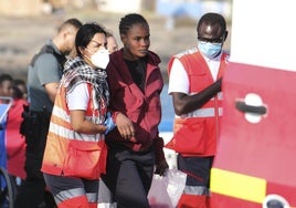 Rescatado un cayuco con 68 inmigrantes y un menor en aguas de Tenerife