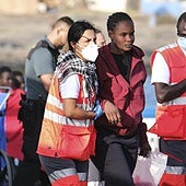 Rescatado un cayuco con 68 inmigrantes y un menor en aguas de Tenerife