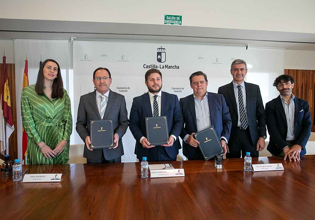 Nacho Hernando junto a los alcaldes de Cobisa y Argés, y responsables de la Consejería de Fomento