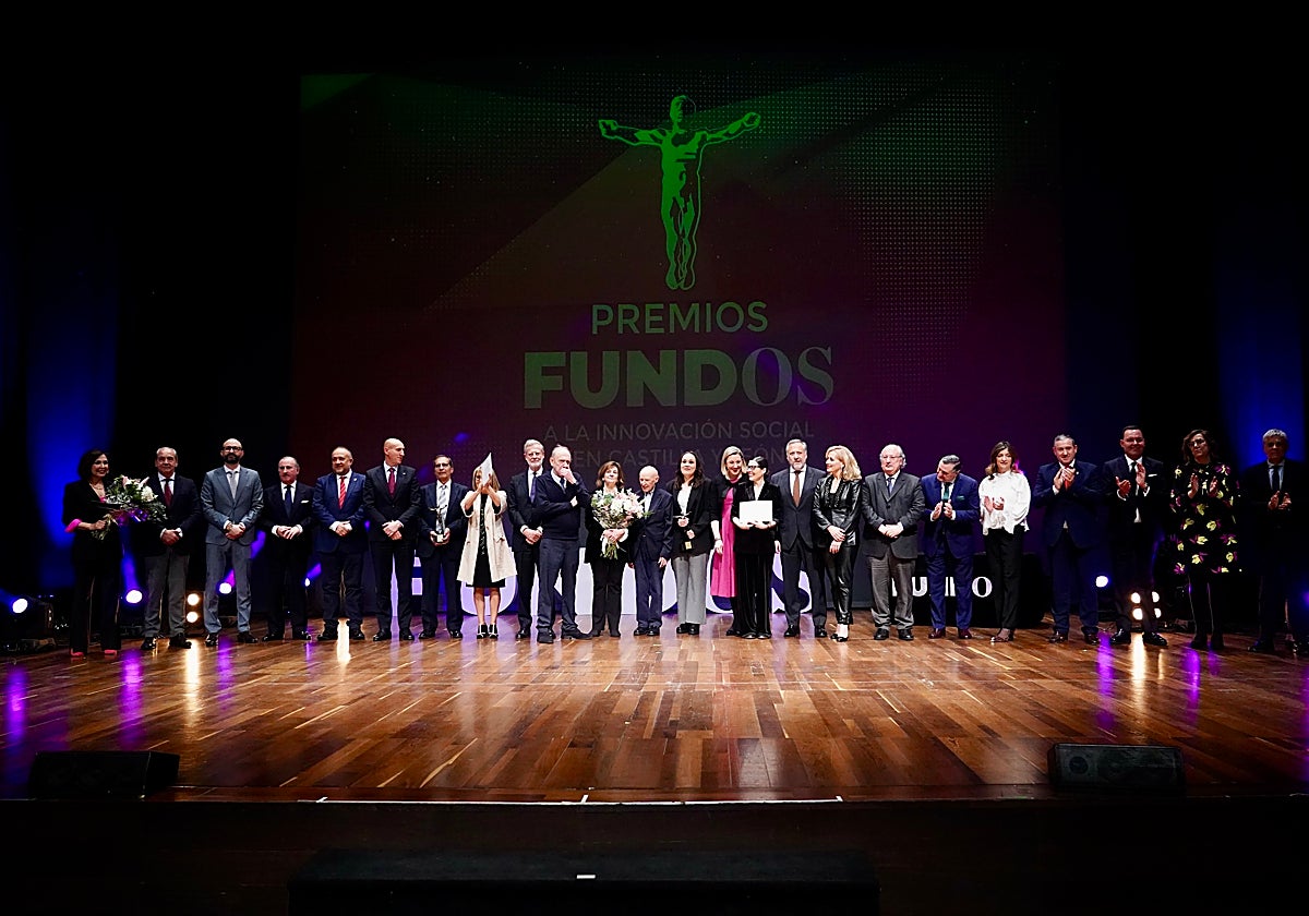 Premiados y autoridades durante la gala celebrada en León en la que la Fundación Fundos ha entregado sus distinciones