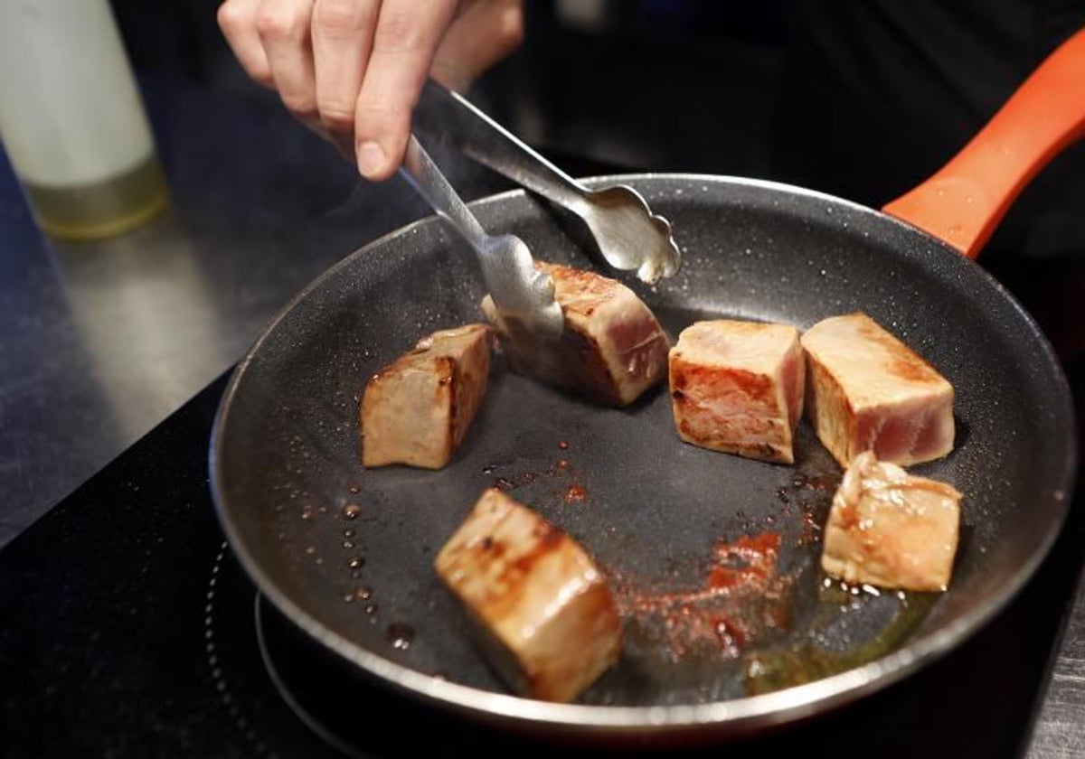 Atún rojo en una sartén de una cocina de un establecimiento de hostelería de Córdoba