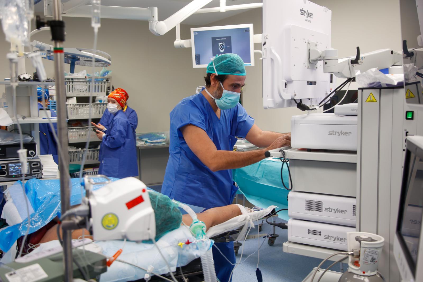 Cirujanos en un hospital público de Sevilla