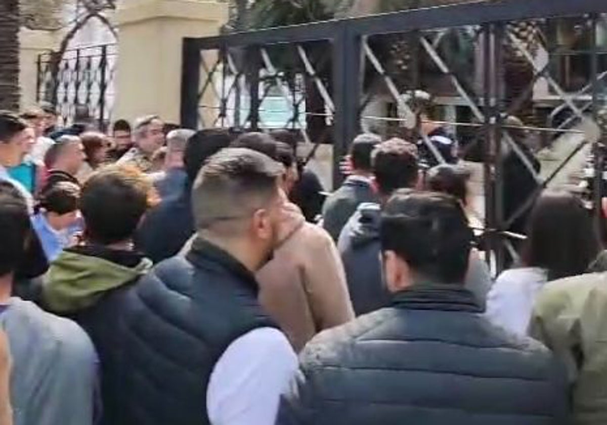 Imagen de los aspirantes concentrados este sábado a las puertas de un aulario en Valencia