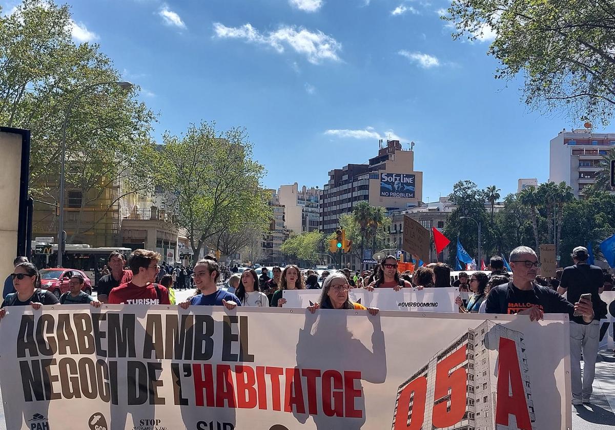Manifestación en Palma para reivindicar el acceso a la vivienda y exigir que no se haga negocio con ella.