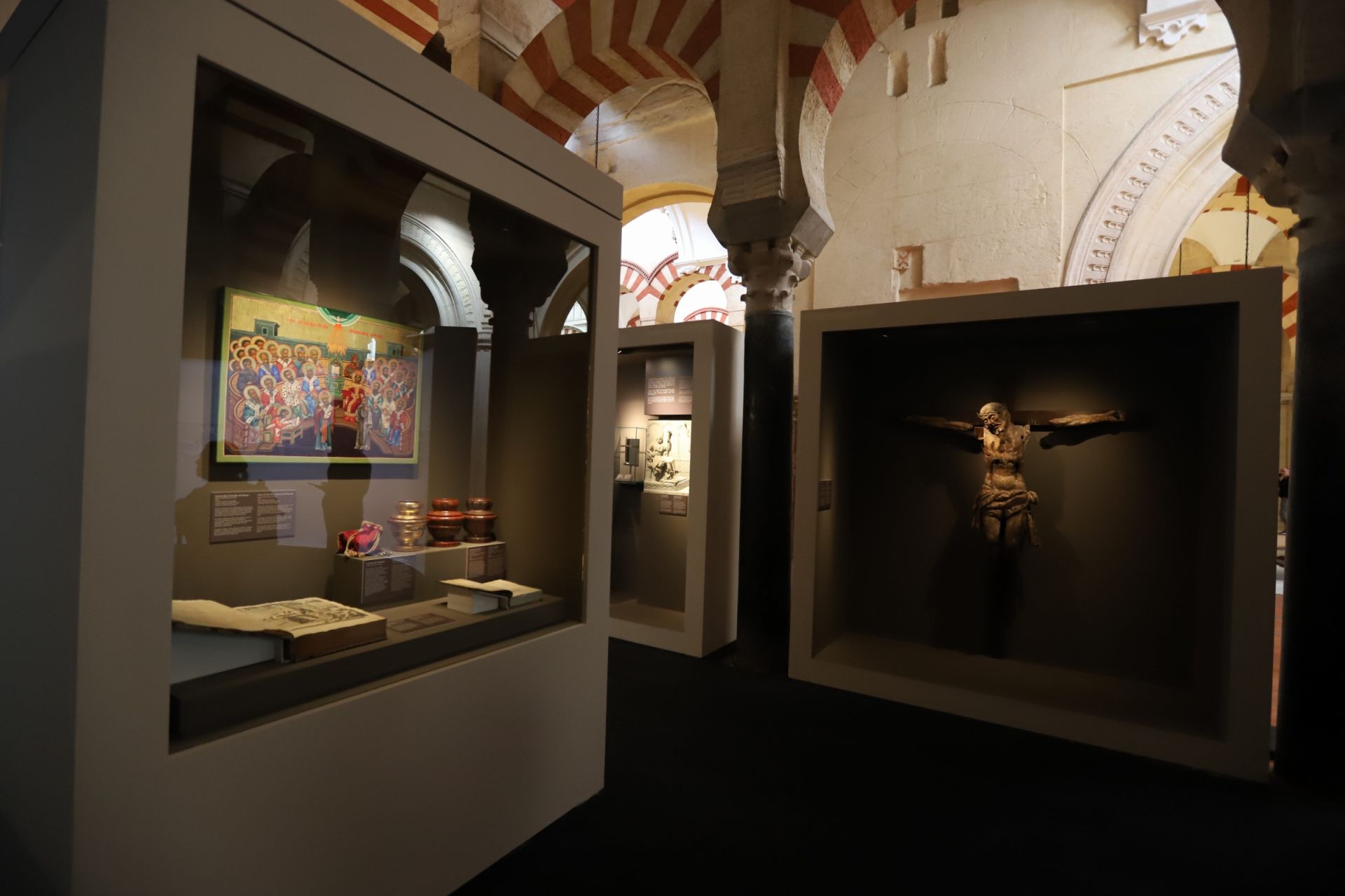 La espectacular exposición &#039;Símbolo: Luz de Nicea&#039; en la Mezquita Catedral, en imágenes