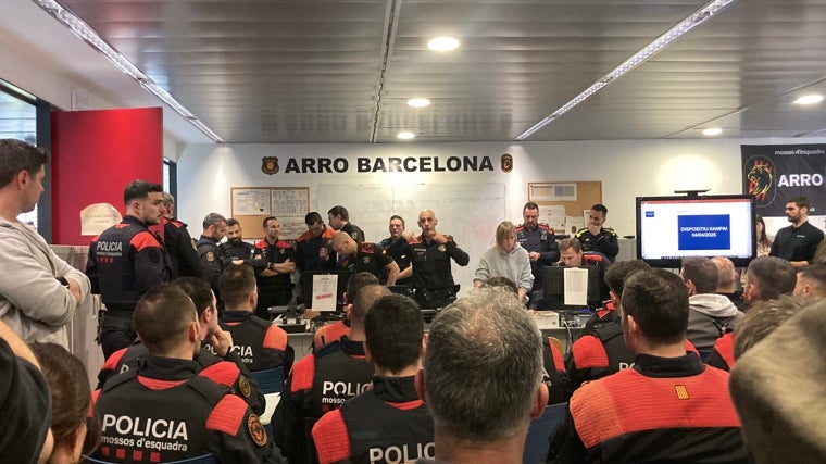 'Briefing' en la comisaría de Sant Andreu para detallar el primer día del dispositivo por el plan Kanpai