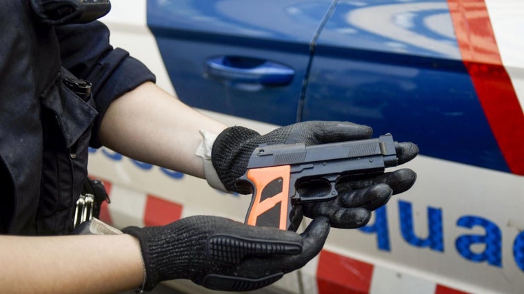 La pistola de juguete incautada u un multirreincidente de 19 años, que acumula una docena de antecedentes por robos y delitos contra la salud pública
