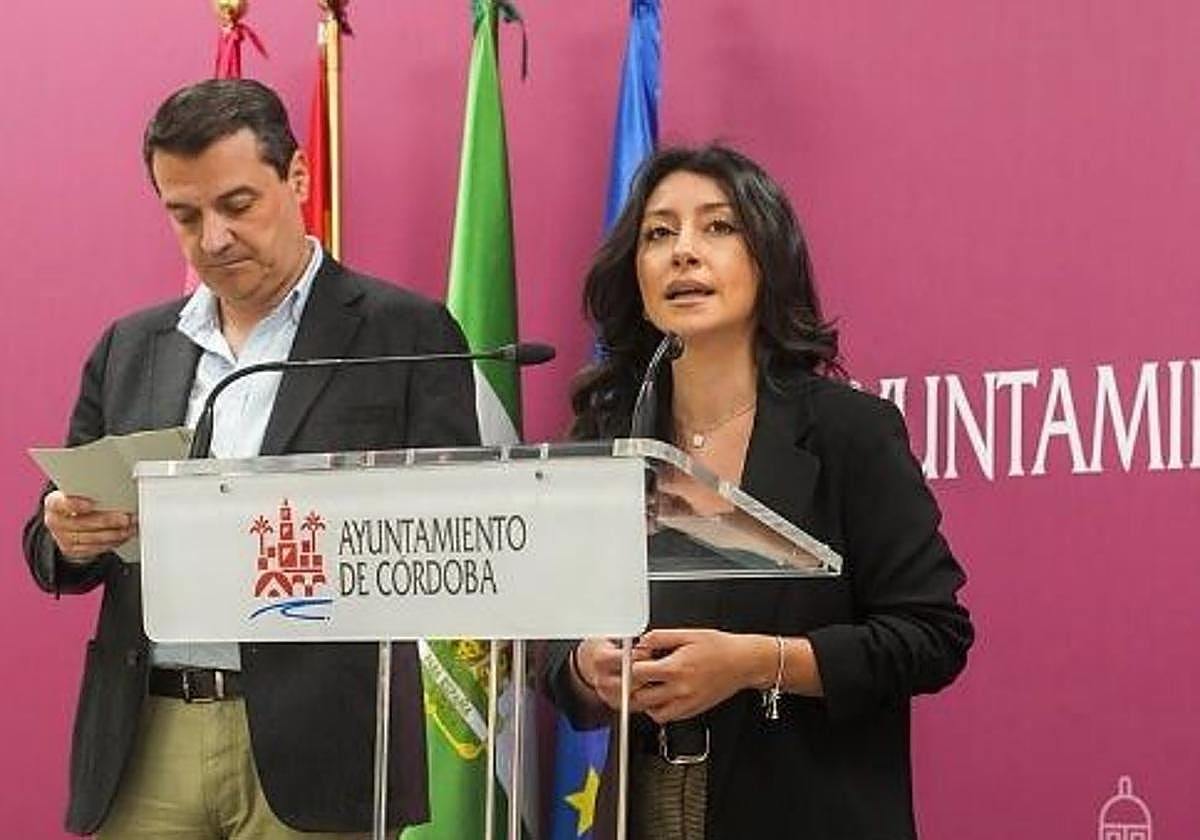 Cintia Bustos, junto al alcalde de Córdoba, en una comparecencia