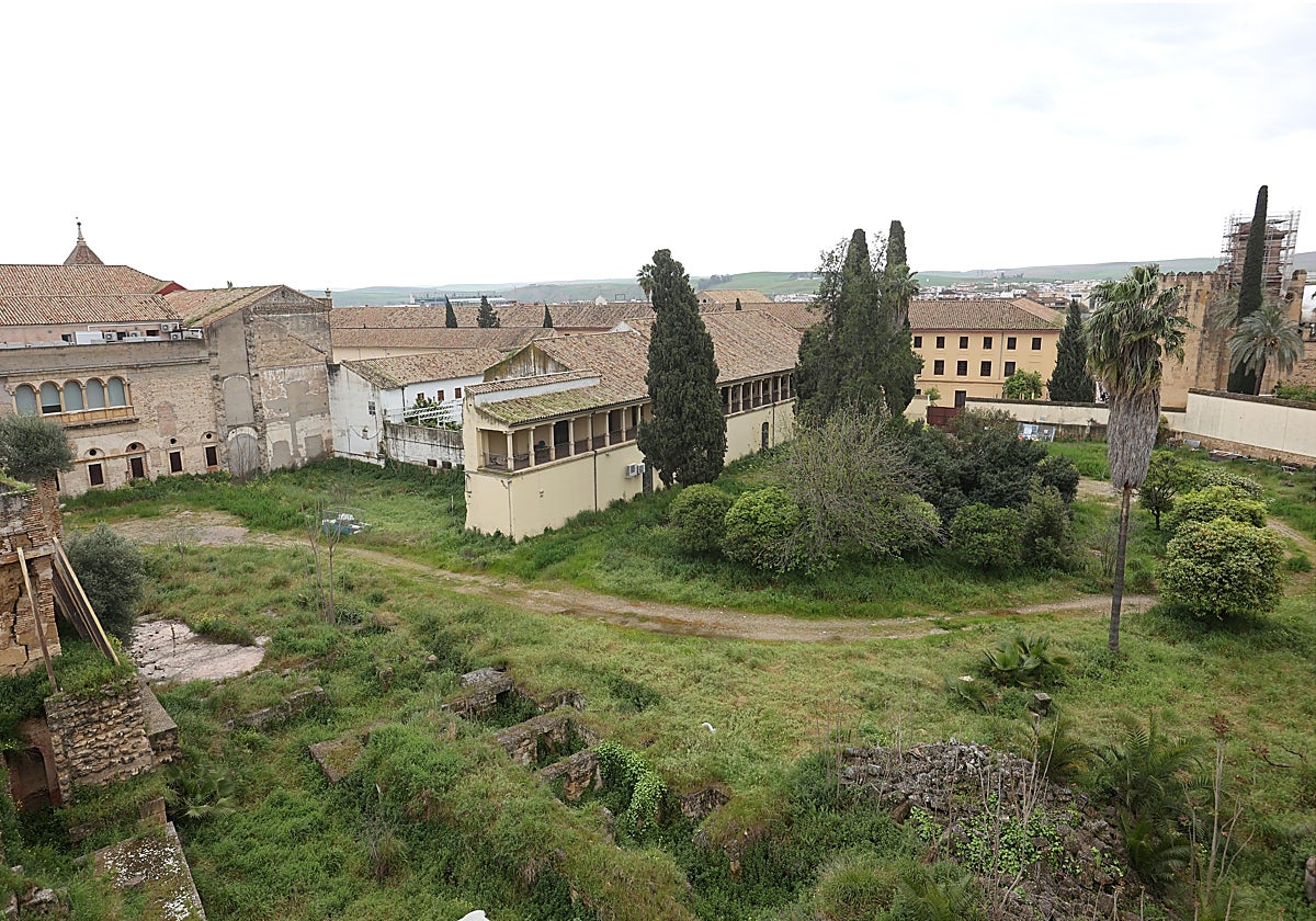 Jardín trasero de la Biblioteca en el Campo Santo de los Mártires con el Alcázar al fondo
