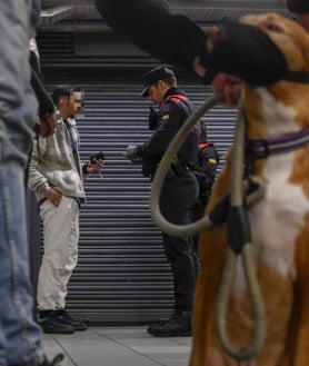 Imagen secundaria 2 - Más de 1.000 agentes de los Mossos, la Policía Nacional y la Guardia Urbana se desplegaron el viernes en el área metropolitana de Barcelona para cercar a los mutlrirreincidentes. En las imágenes, registros en el Raval y en el metro de la capital catalana, durante el segundo turno del dispositivo, al que se sumó ABC.