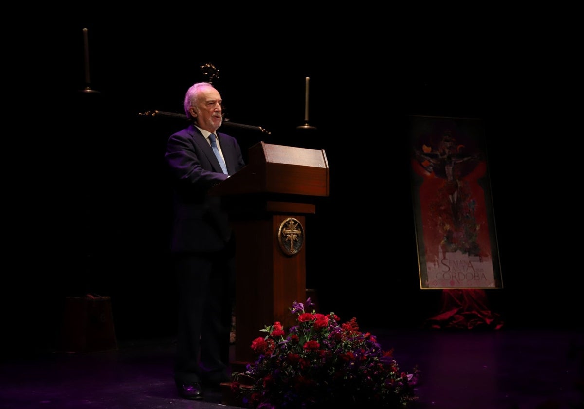 Santiago Muñoz Machado, durante el pregón de la Semana Santa de Córdoba 2025, en el Gran Teatro