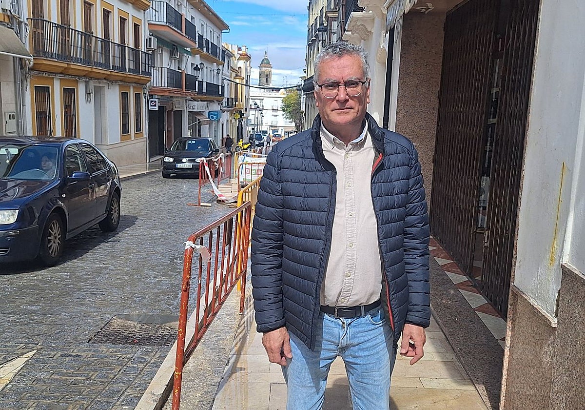 El hermano de Ángeles Zurera en una de las calles de Aguilar de la Frontera