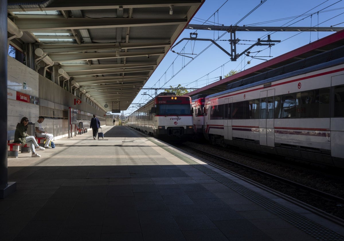 Trenes de cercanías en la estación de Cuatro Vientos en Madrid