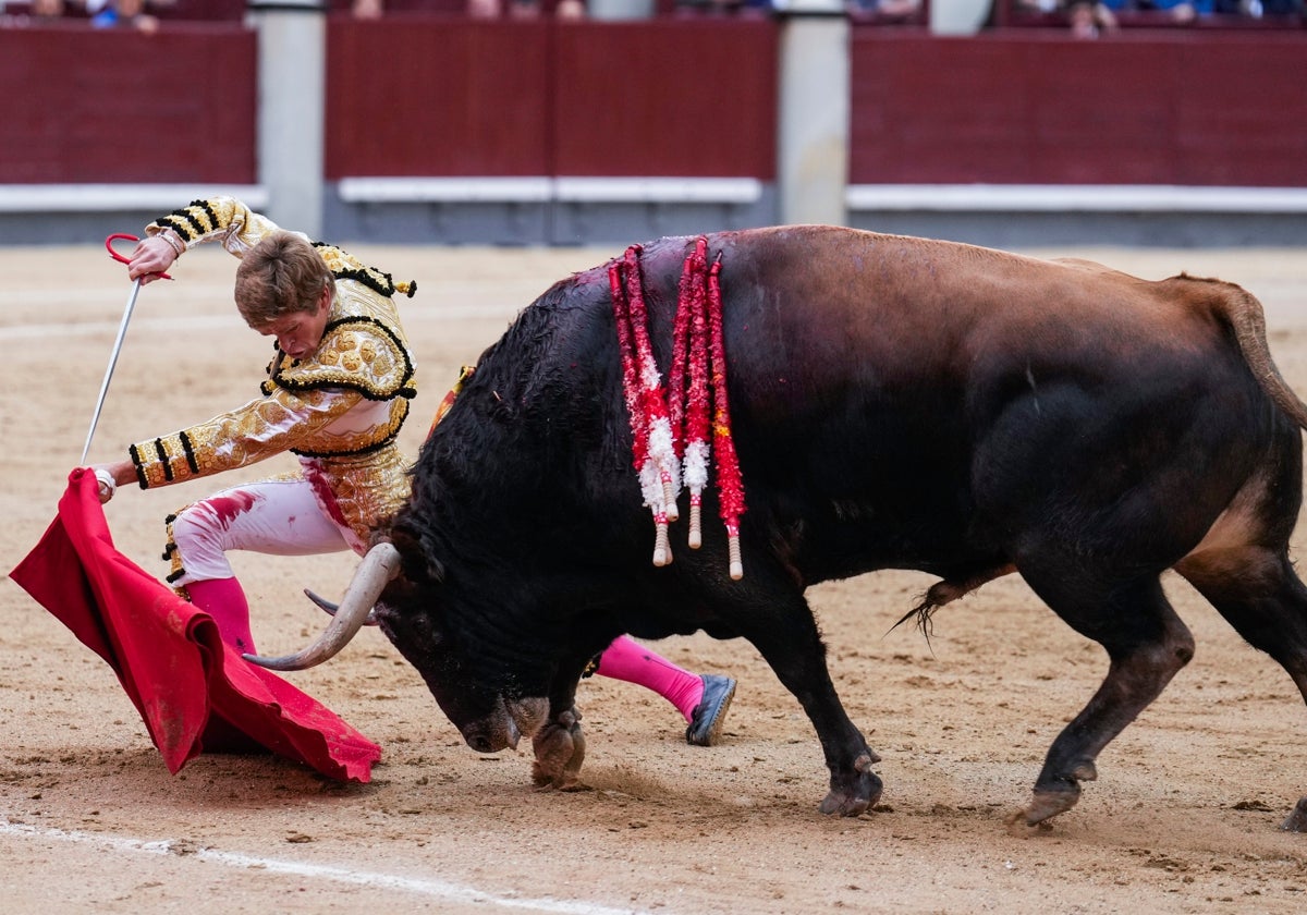 Borja Jiménez durante la faena a un toro en un festejo en octubre pasado en Las Ventas