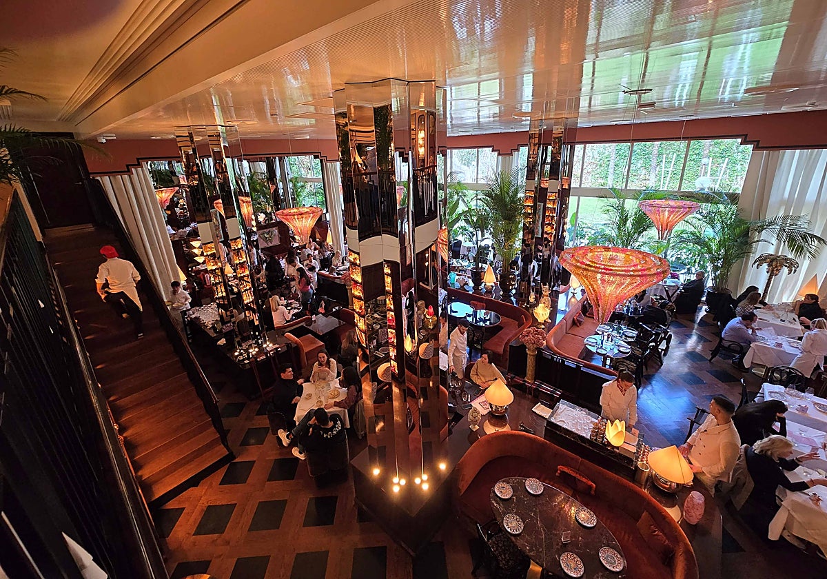 Imagen de la gran sala junto al jardín interior de la manzana del Eixample. El restaurante tiene capacidad para 230 comensales en dos plantas