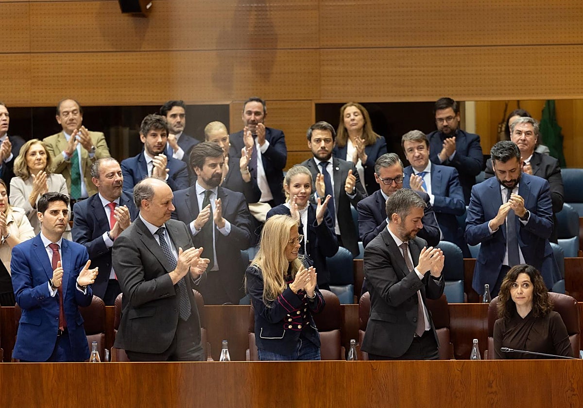 La bancada del PP aplaude a Isabel Díaz Ayuso en la Asamblea de Madrid