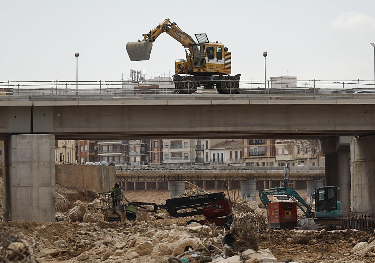 Trabajos del primer puente reconstruido sobre el barranco del Poyo tras la dana del 29 de octubre