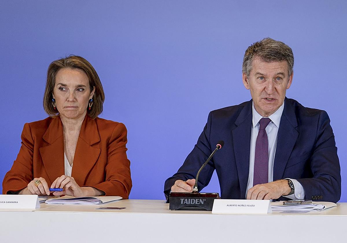 El líder del PP, Alberto Núñez Feijóo, acompañado de la secretaria general, Cuca Gamarra