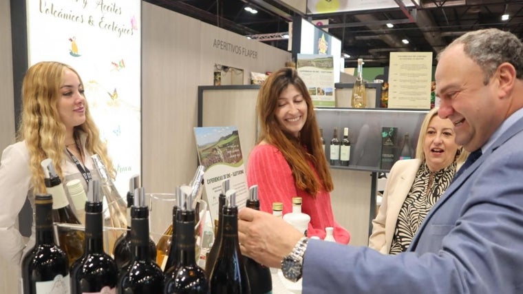 Julián Martínez Lizán visita a una de las empresas de vino que está presente en el estand regional, en Madrid