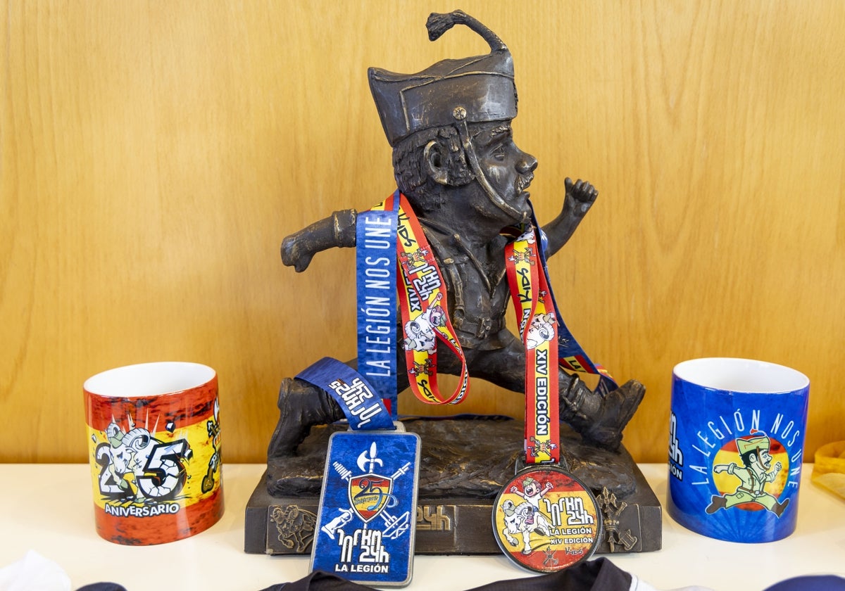 Imagen de medallas y material de la carrera de la Legión