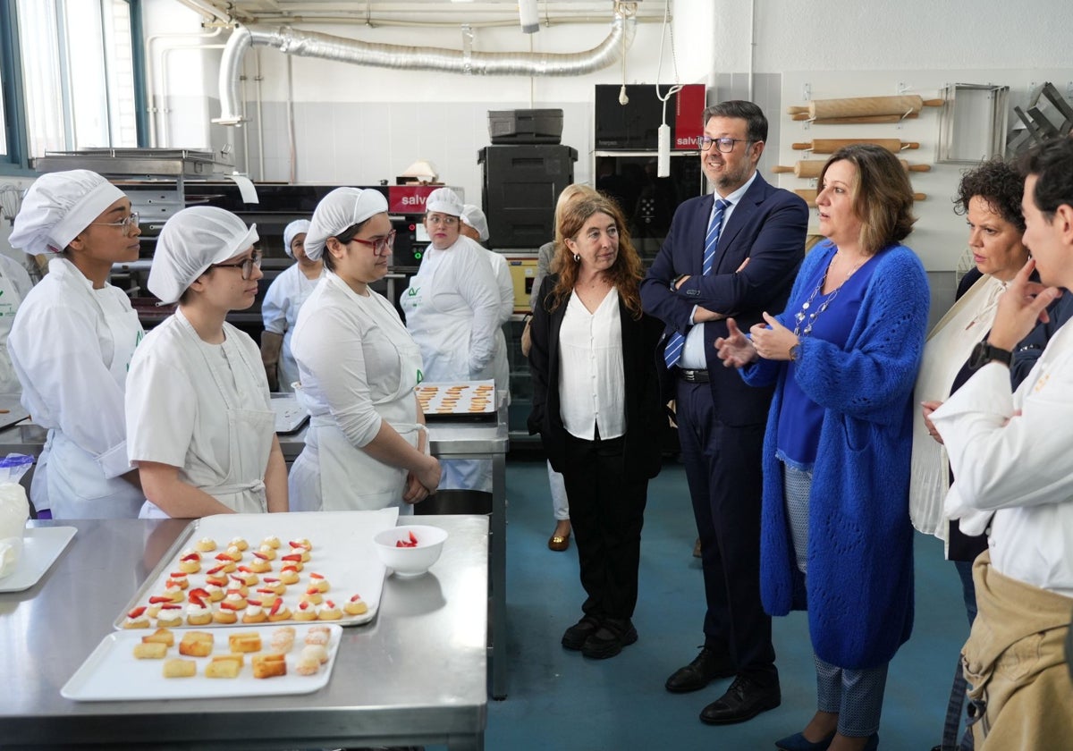 Amador Pastor y Patricia Franco durante la visita que han realizado al IES Andrés de Vandelvira, en Albacete