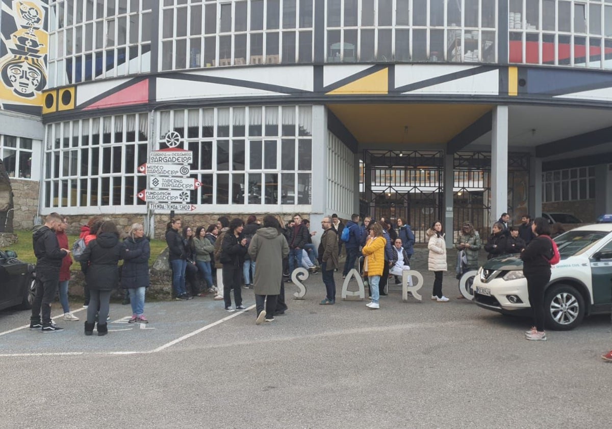 Trabajadores de la planta de Cervo (Lugo), este lunes, frente a sus puertas