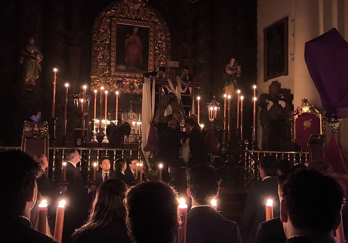 Los cofrades del Santo Sepulcro descienden al Señor de la cruz