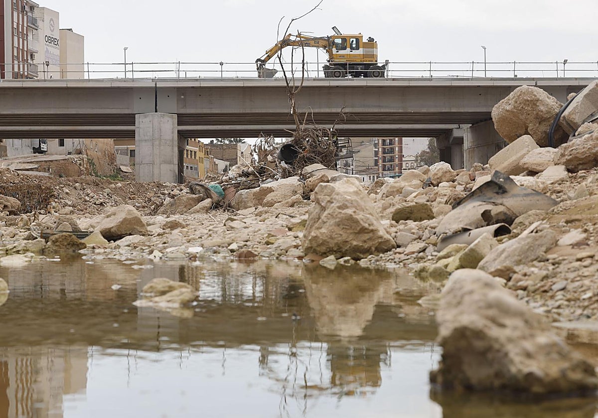 Imagen de reconstrucción de un puente sobre el barranco del Poyo, destrozado por la dana del 29 de octubre