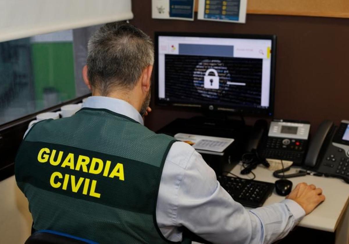 Agente especializado en delitos informáticos en una imagen de archivo
