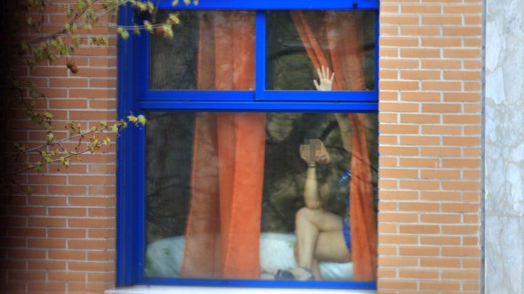 Una mujer prostituida, en el burdel vertical del paseo de las Delicias de Madrid