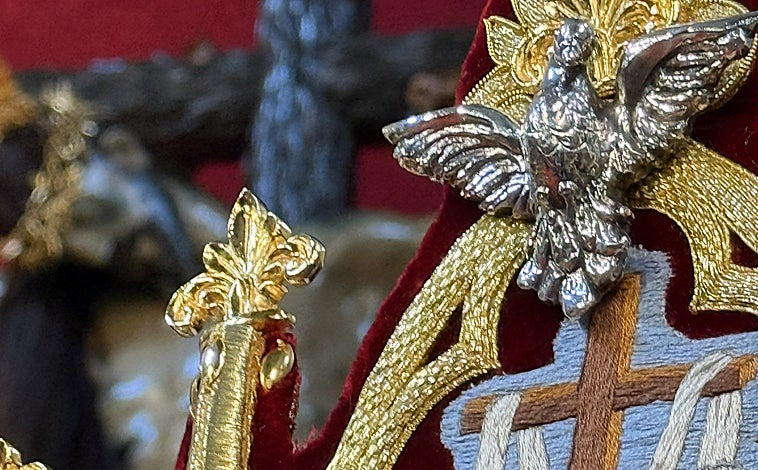 Imagen principal - Tres aspectos de la nueva pieza, que combina el bordado con la plata