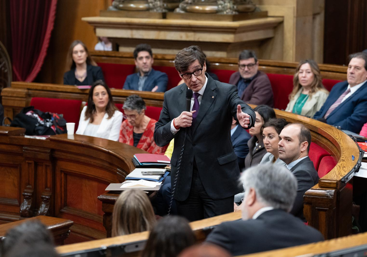 Salvador Illa, presidente de la Generalitat, dirigiéndose a Albert Batet (Junts), en una sesión de control al Govern en el Parlament