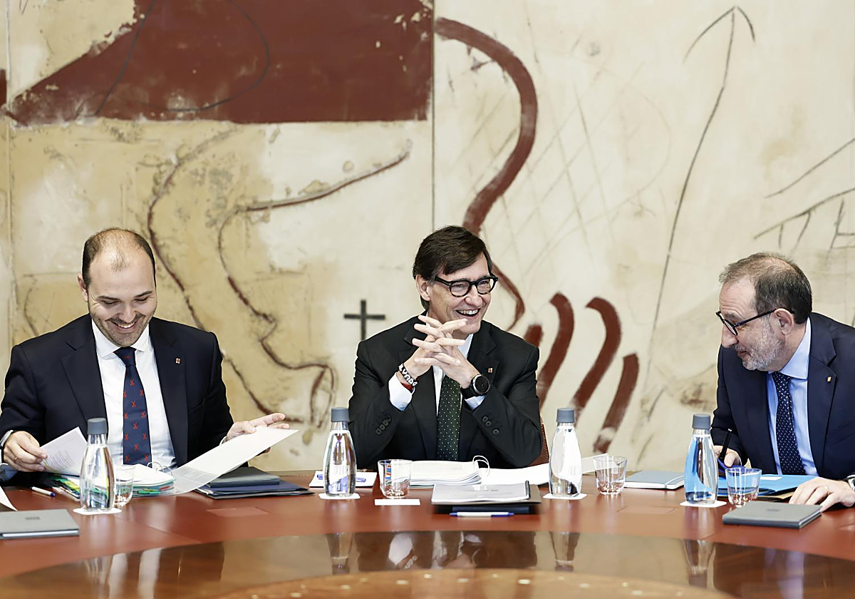 Salvador Illa, presidente de la Generalitat, entre los consejeros Albert Dalmau y Ramon Espadaler, antes de la reunión semanal de hoy